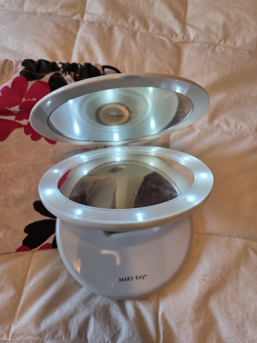 Mary Kay LED Lighted Makeup Mirror - White